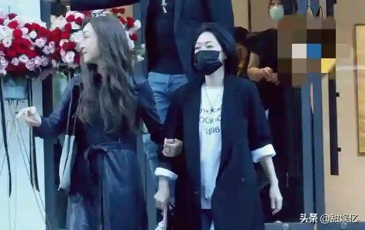 今日，许雅钧夫妇捧场二女儿个人艺术展，小S笑容满面，消瘦不少
