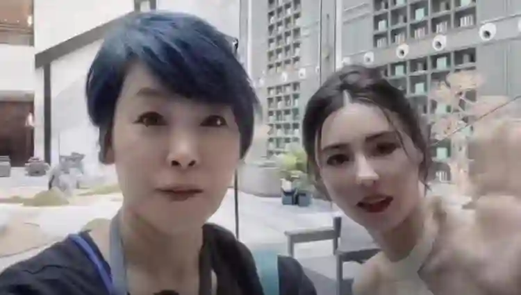 张柏芝为经纪人庆生，送了一车的花与礼物，两人合作25年情如姐妹