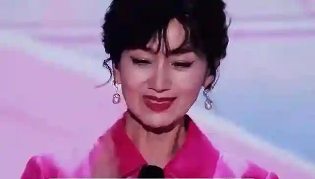 叶童发文宣布终止!72岁赵雅芝宛若少女，演唱会爆哭几度落泪