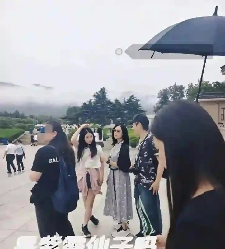 朱茵一家西安旅游被偶遇，13岁女儿长相秀气漂亮，和黄贯中好像
