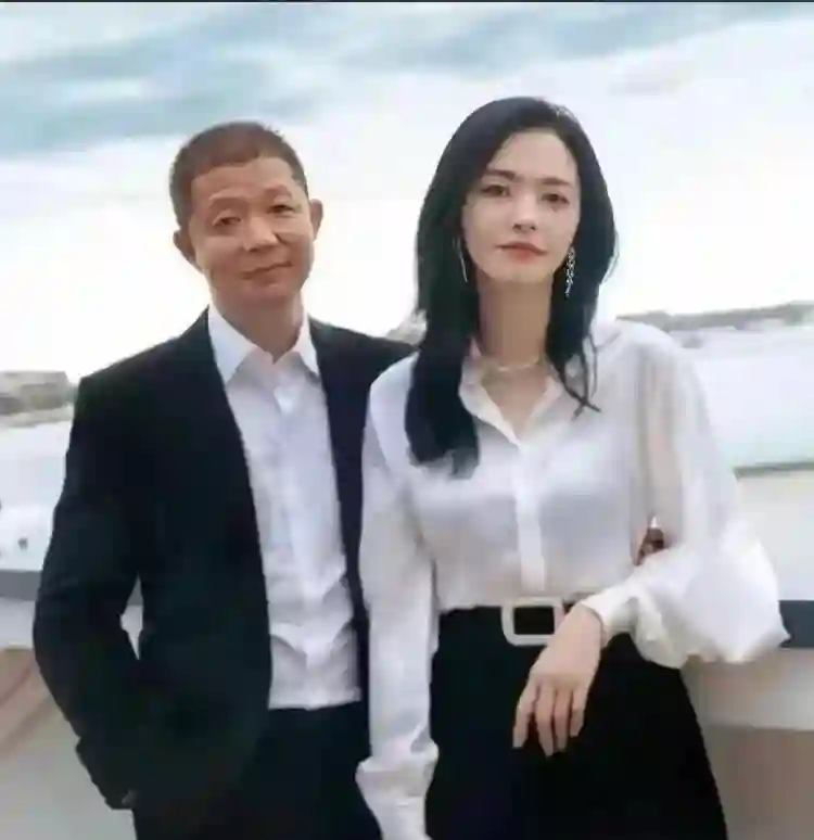 姚晨大方晒娃的正脸，儿子长得帅气，女儿笑容灿烂，很美似妈妈