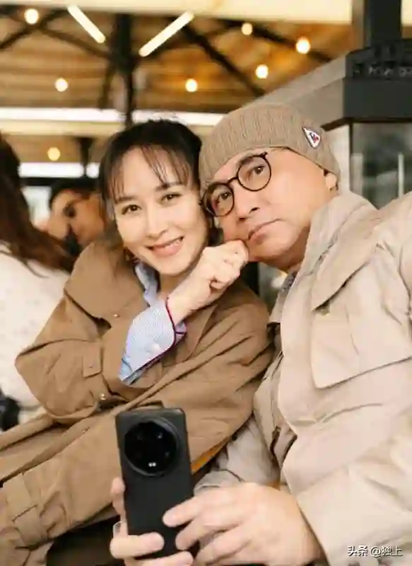 胡静戚薇两家人聚餐，看了互送的伴手礼，网友：原来有钱人也一样