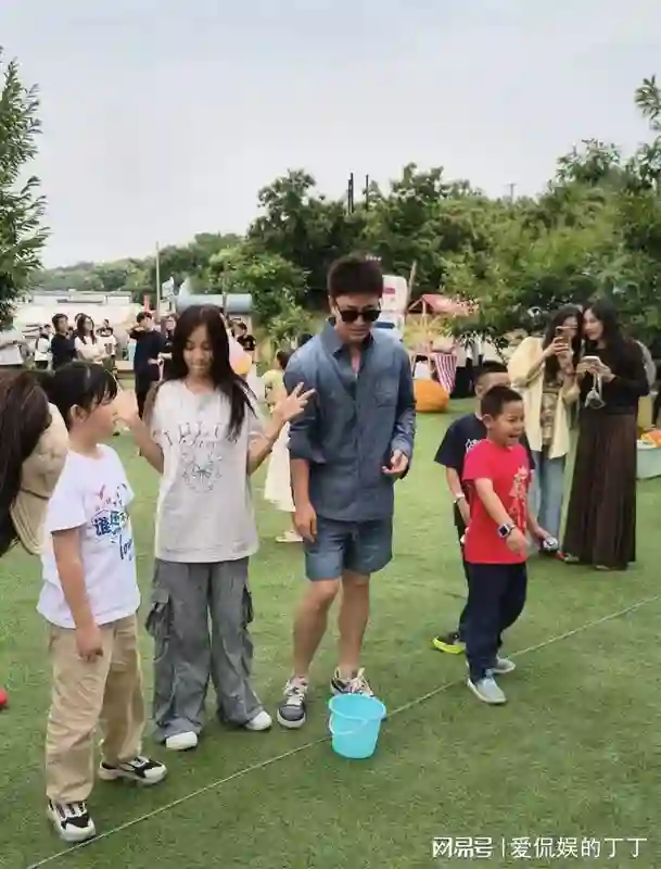 贾乃亮李小璐带女儿去公园，12岁甜馨染了棕发，和爸爸一起玩游戏