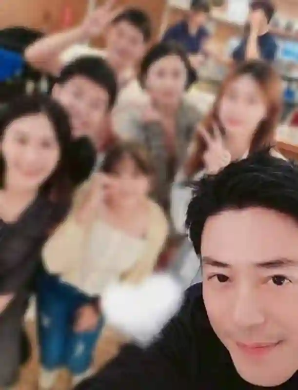霍建华私下聚会被偶遇，四男二女喝到微醉，全程没看到老婆林心如