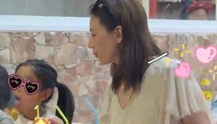 高圆圆母女国外吃麻辣烫！6岁女儿脸黑似赵又廷，美貌未遗传？