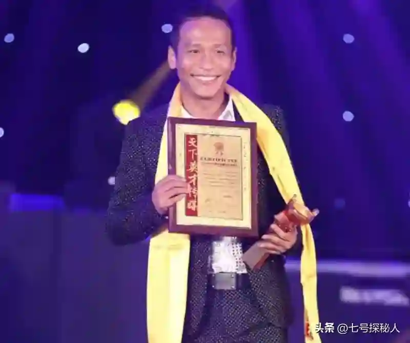 成名后抛弃原配，与女粉丝结婚生娃的宋小宝，如今状况大不如前