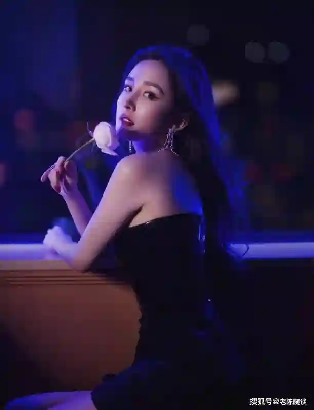 中国五大丰满女神！张雨绮沙漏腰 + 徐冬冬小麦腿，网友看呆！