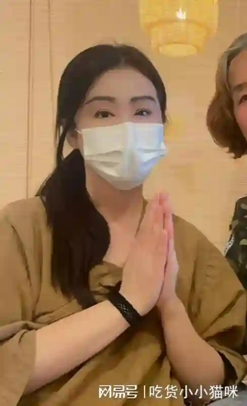 58岁王祖贤在无锡，眼皮浮肿像刀刻，出席活动被夹道欢迎，人气高
