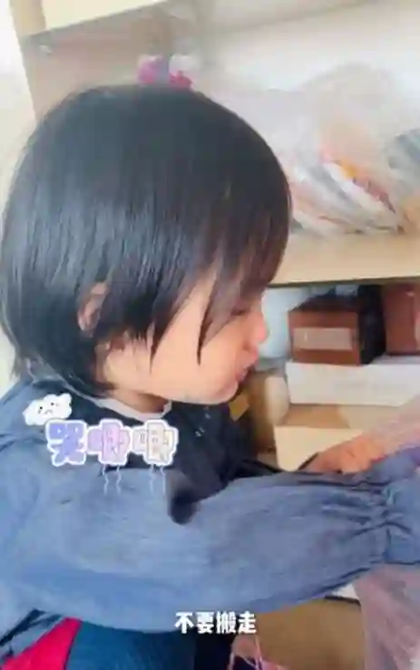 19岁李嫣逛奢店疯狂购物，妹妹搬家泪洒现场，两个孩子差异显著