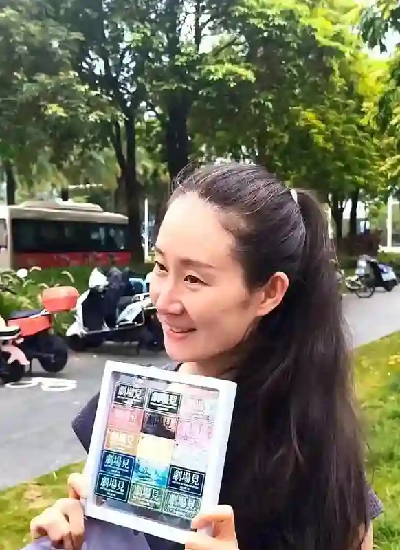 离开赵本山17年后，41岁的“王小蒙”王亚彬，已经走上另一条大道