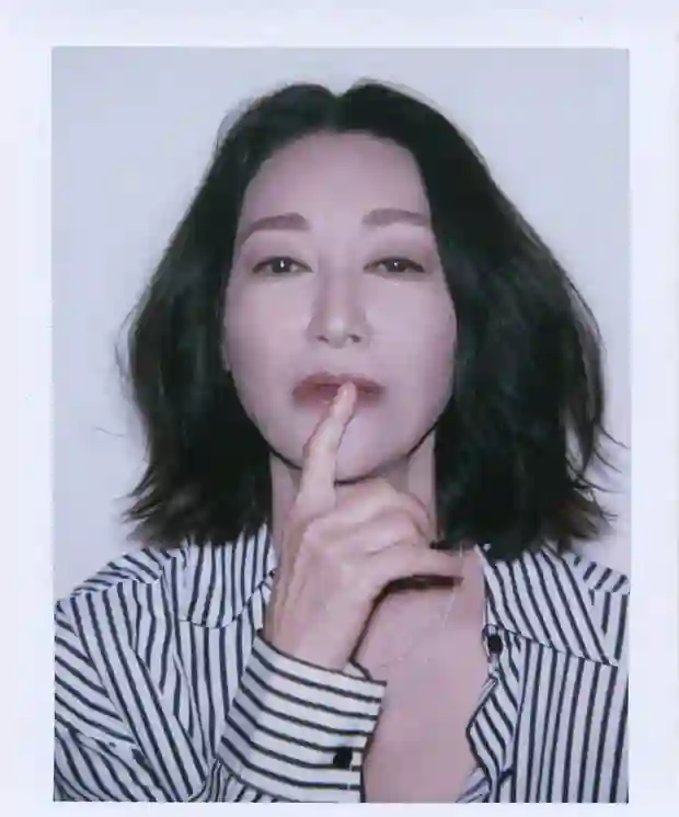 条纹衬衣搭配短发拍摄撕拉片 惠英红诠释酷飒与活力并存的时尚感