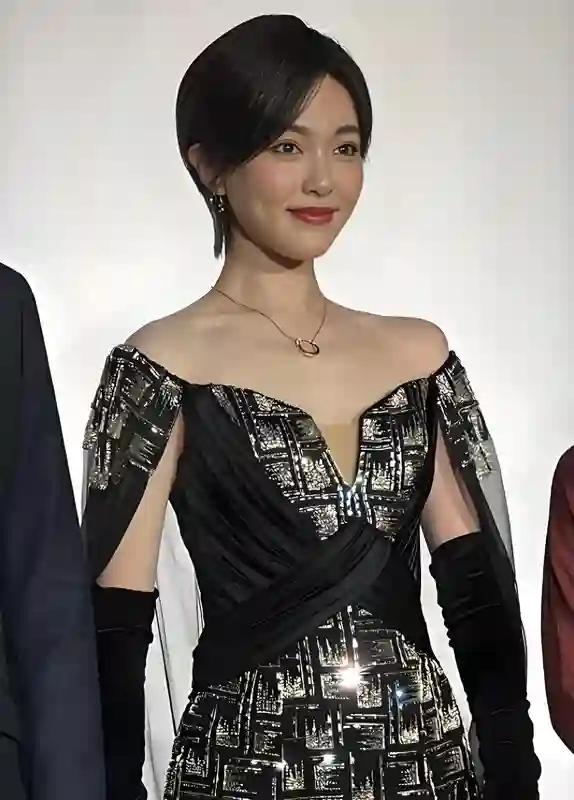 41岁唐嫣剪短发后像换了个人，穿露肩裙亮相又美又飒，差点认不出