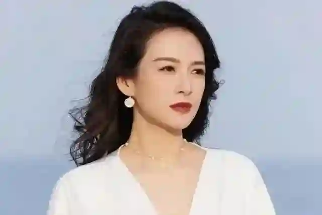 直到章子怡在豪宅自耕自足，才明白，这才是她敢和汪峰离婚的底气