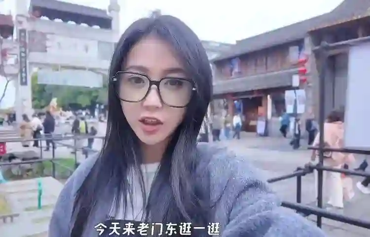 趁着潘玮柏在忙着演唱会，他老婆居然跑回南京独自逛吃？