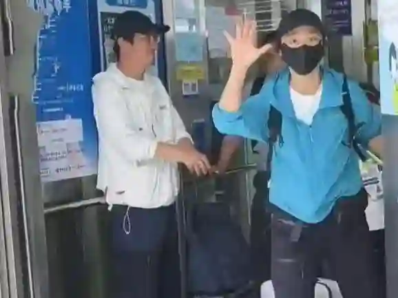 汤唯一家三口在机场被偶遇，女儿坐在行李箱由爸爸推，父爱满满