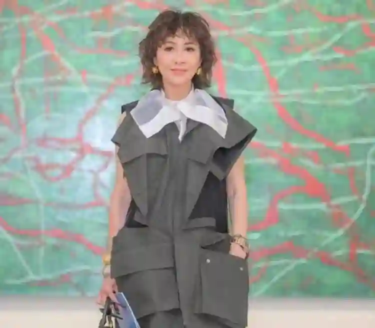 59岁刘嘉玲为70岁杜琪峰庆生！怎么那么喜欢穿丑裙子？短款也难看