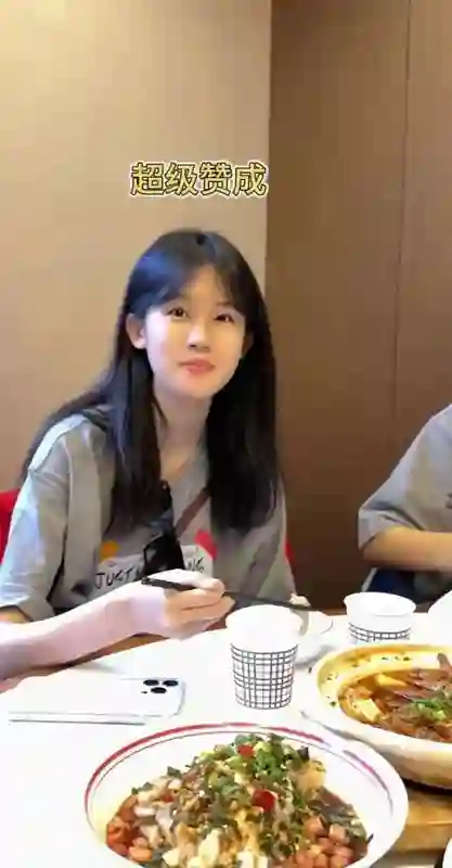 陆毅女儿长大啦，贝儿长得亭亭玉立，眉眼间透着灵动，嘴唇真好看