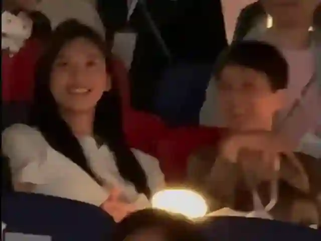 奚梦瑶和婆婆一起看周杰伦演唱会 嗨唱闲聊有说有笑关系超好