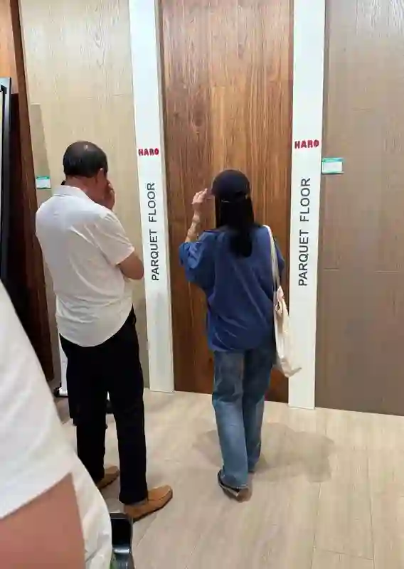 45岁董洁回大连老家被偶遇，带爸爸挑选进口木地板，豪宅疑似重新装修