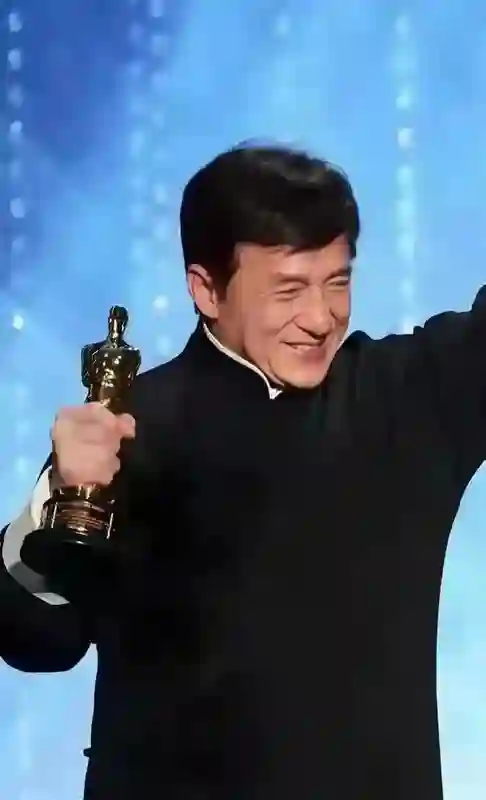 71岁的成龙吃火锅，断崖式衰老认不出来，网友:年轻时候透支太多