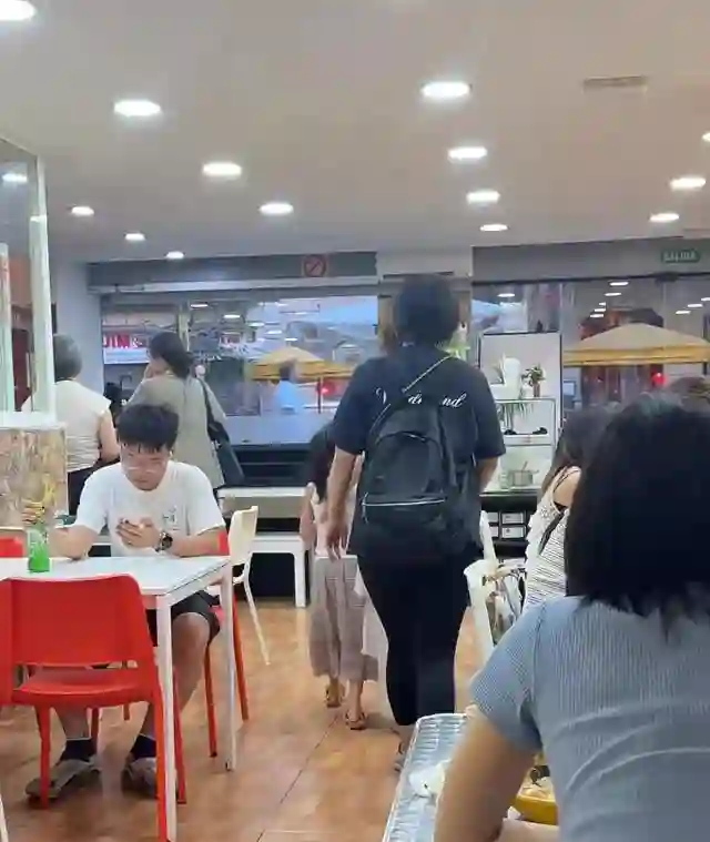 高圆圆在西班牙带女儿吃麻辣烫，女儿长相随爸爸，皮肤还有点黑