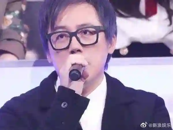 知名男歌手近照曝光，身形消瘦满头白发，曾宣布无限期停工！