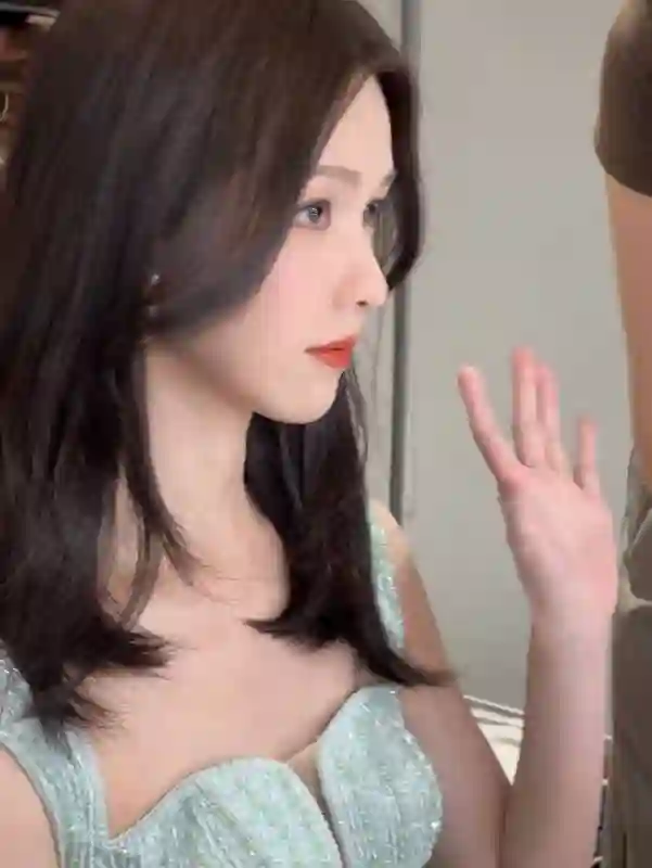 陈都灵身着薄荷绿抹胸裙，尽显清透仙气