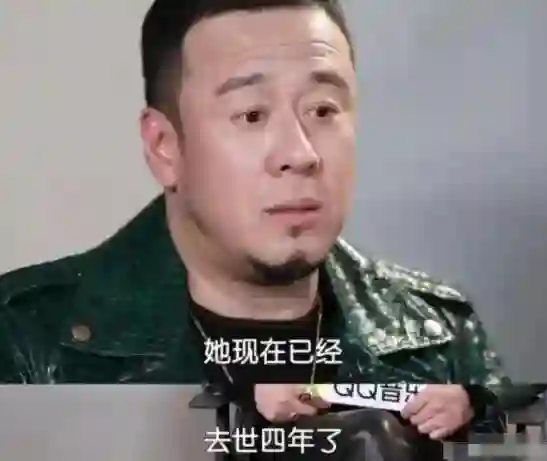 52岁杨坤新恋情曝光，和美女手拉手回酒店，女友看着比他小20多岁