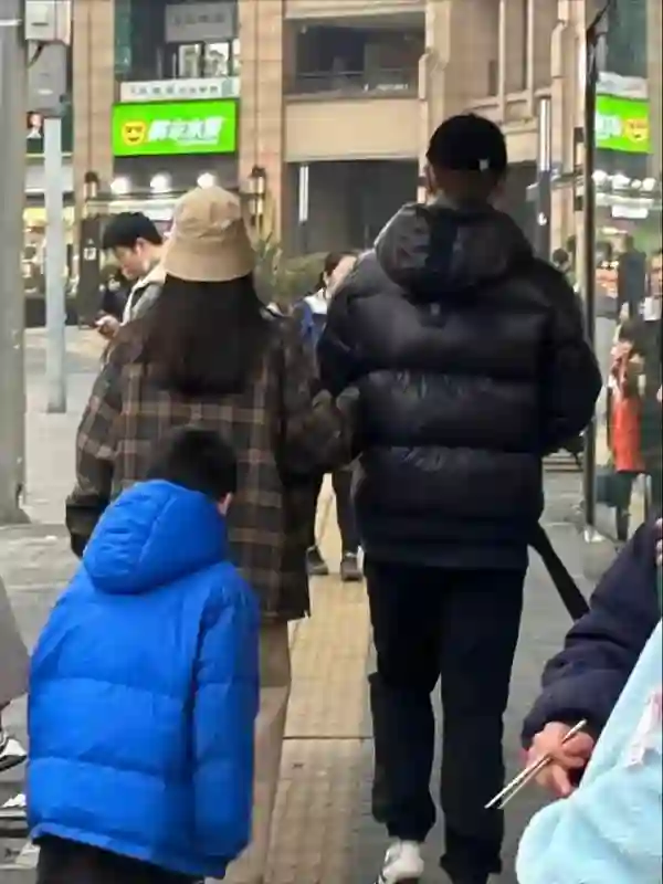 45岁任重和老婆牵手逛街，孙骁骁身材苗条似少女，隐婚生娃好幸福