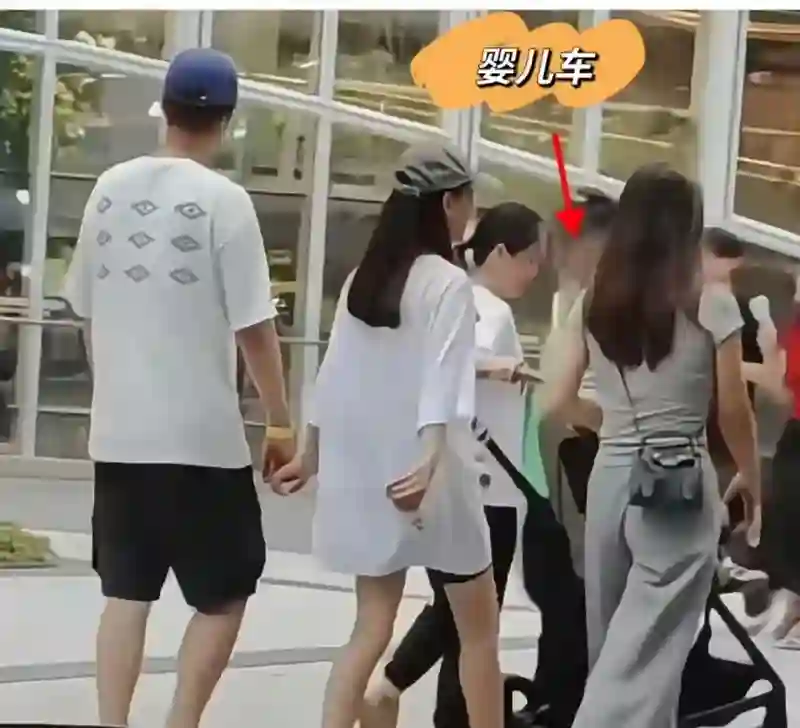 45岁任重和老婆牵手逛街，孙骁骁身材苗条似少女，隐婚生娃好幸福