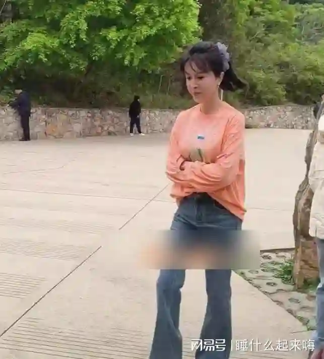曝50岁金巧巧现身蓟县，脸瘪嘴巴歪，医美老和自然老的差距好明显