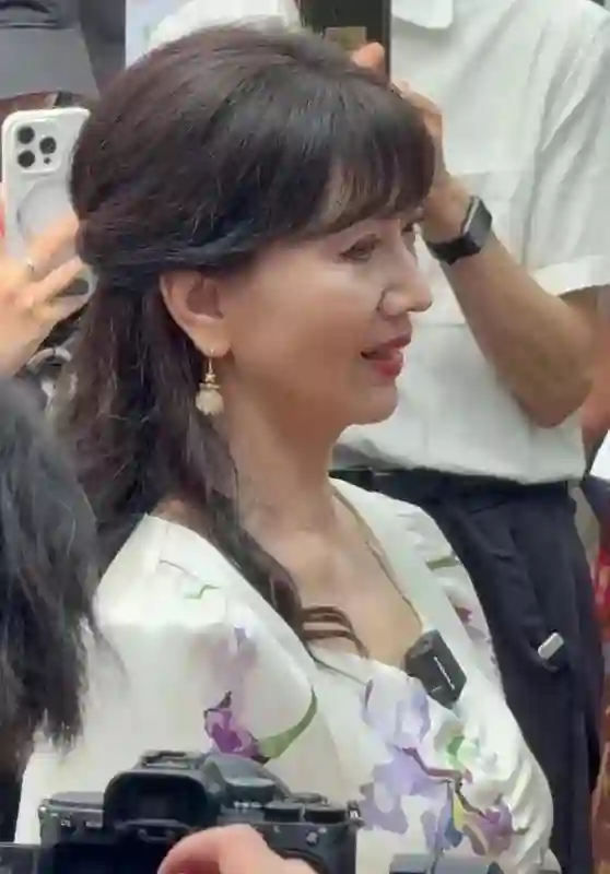 赵雅芝机场吃泡面被偶遇，喝矿泉水还得用吸管，饭后狂补妆真优雅