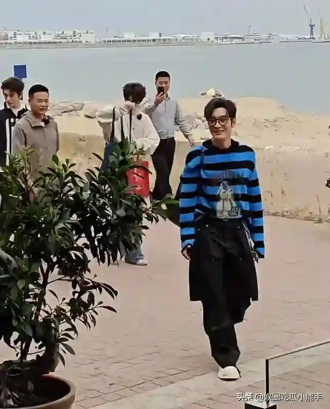 中餐厅9路透，黄晓明条纹衫厚底鞋打扮帅气，被吐槽是老人装年轻