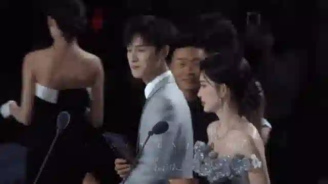 不知道的还以为你俩官宣结婚了…