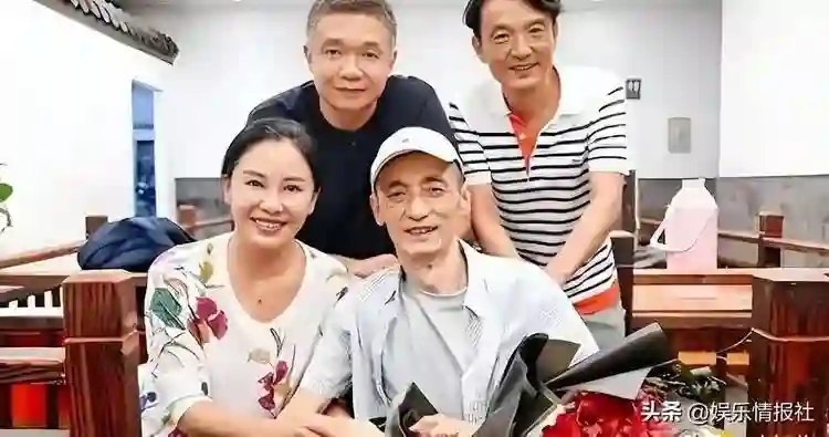 她是国家一级女演员，多次给坐轮椅丈夫戴绿帽，如今儿子也是演员