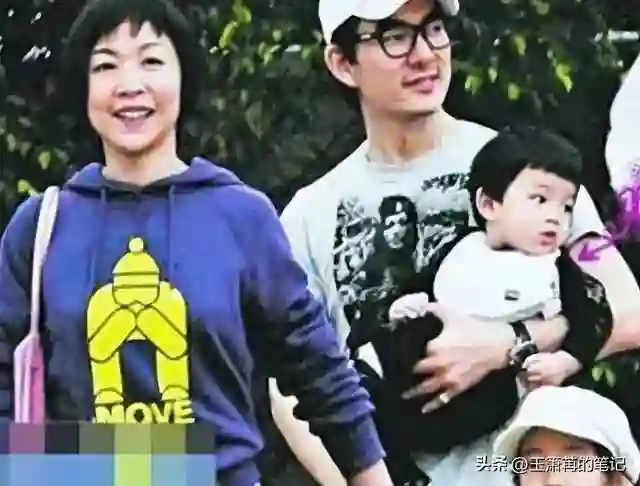 58岁任贤齐现状：回武汉翻修老宅，把父母宠成宝，一家六口很幸福