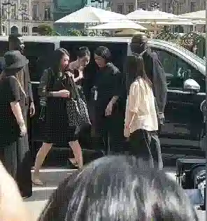 baby、热巴洗清傍大佬嫌疑，两大神颜女星同在巴黎秀场，怼脸拍来了