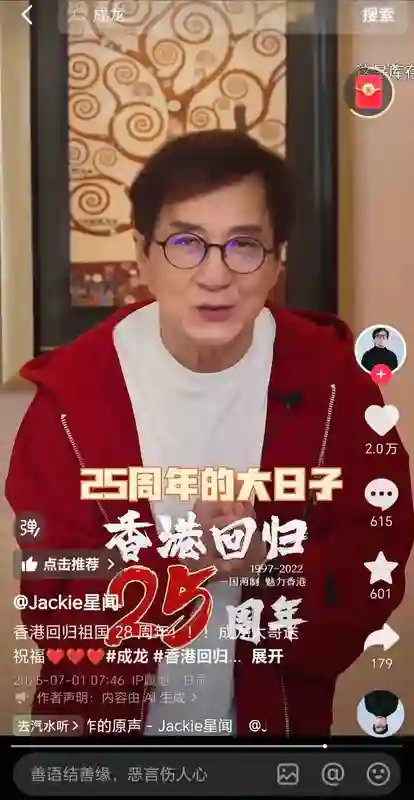 成龙老了，李连杰老了，周星驰也老了，而64岁的他看起来却像30岁