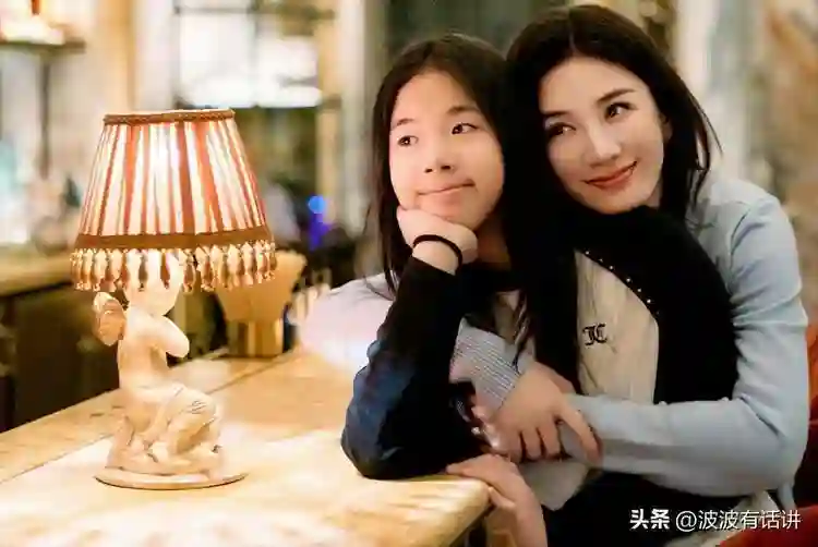 没想到，黄奕才11岁的女儿身高就跟她不相上下，可惜长相太像爸爸