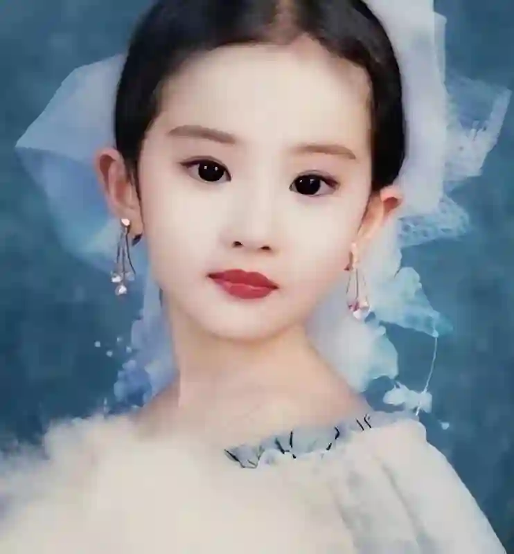 刘亦菲八岁时得过童模冠军，网友：“从小美到大”