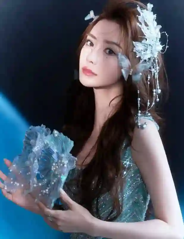 Angelababy 碎钻裙化身人鱼公主 露美背优雅性感