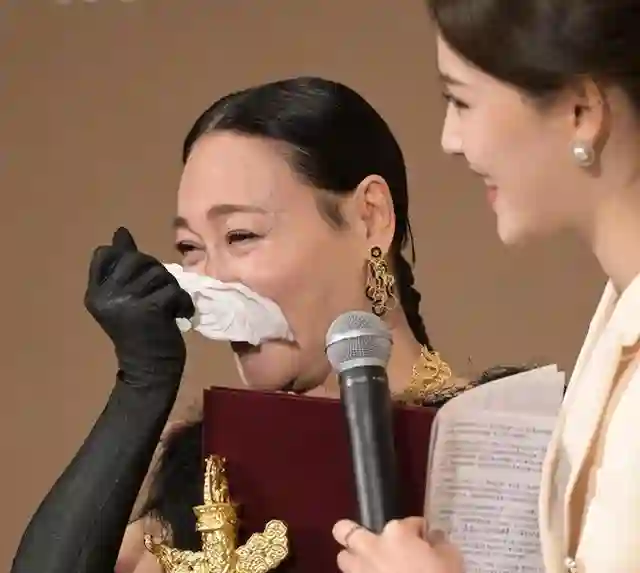 华表奖这一夜，脸肿、造型拉胯，惠英红给内娱上了“生动一课”