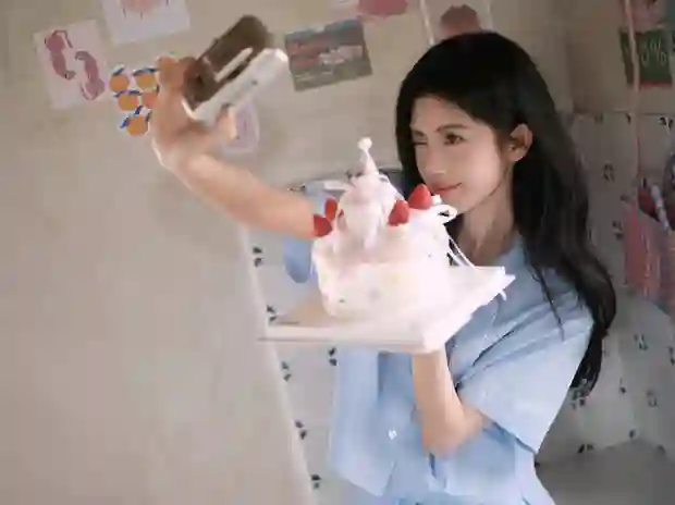 鞠婧祎蓝格裙扮蛋糕少女！甜妹感直接拉满