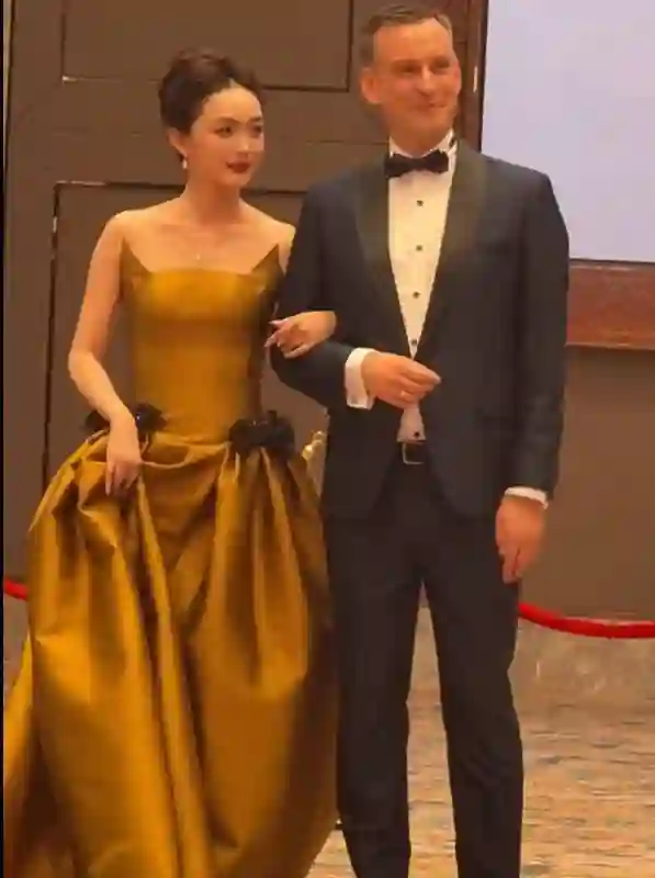 澳门红毯：梅婷大秀长腿惊艳，李梦肤色暗沉油腻，何泓姗生图状态优越