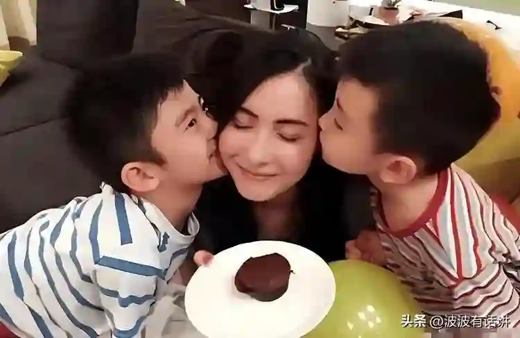 大儿子18岁，二儿子15岁，小儿子7岁，如今45岁依旧美得很惊艳！