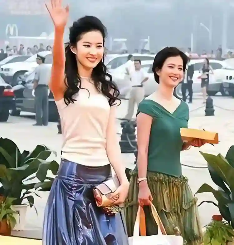 刘亦菲母亲刘晓莉：长得比女儿还漂亮，两婚两离，66岁单身也幸福