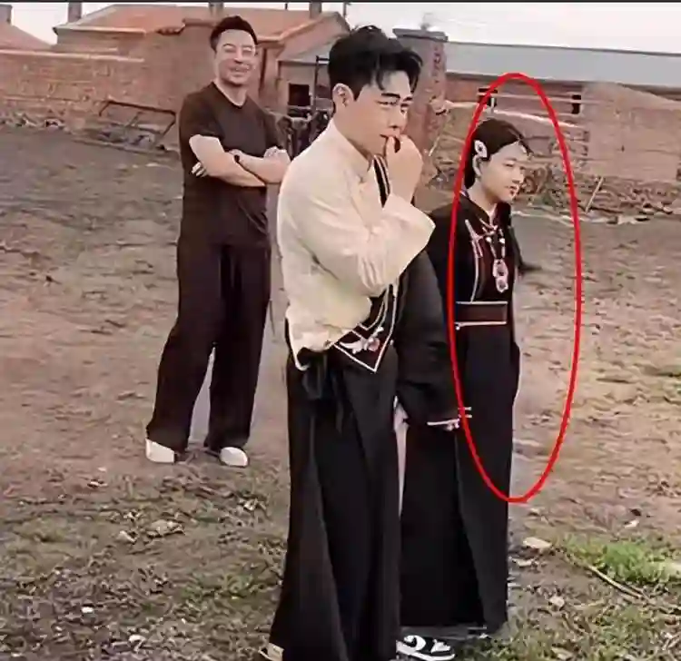 大S孩子正脸照曝光，玥儿长得太像大S，汪小菲一招和S妈划清界限
