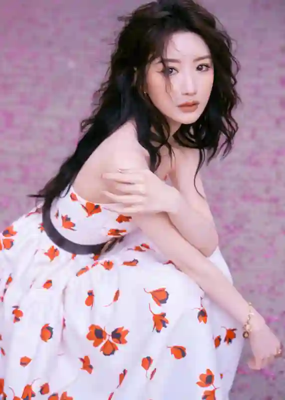 毛晓彤穿印花裙漫步公园，甜美少女感溢出屏幕
