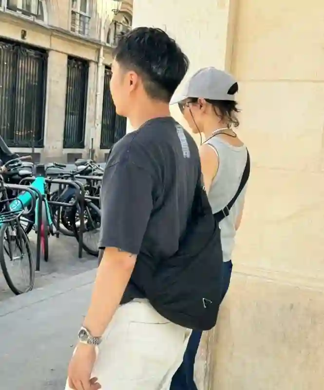 张曼玉巴黎<em>歌剧</em>院附近被偶遇，身形纤细少女感十足