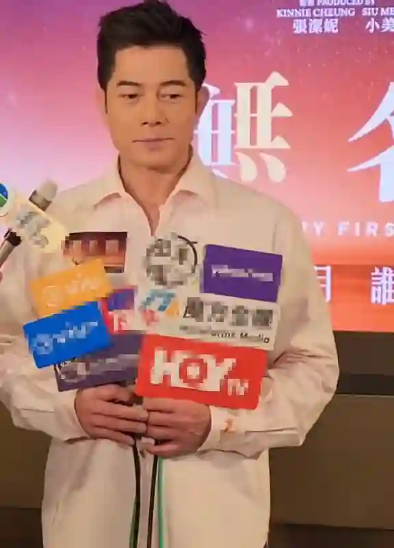 方媛带妈妈女儿外出用餐，穿修身裙孕肚凸起明显，四肢依旧纤细